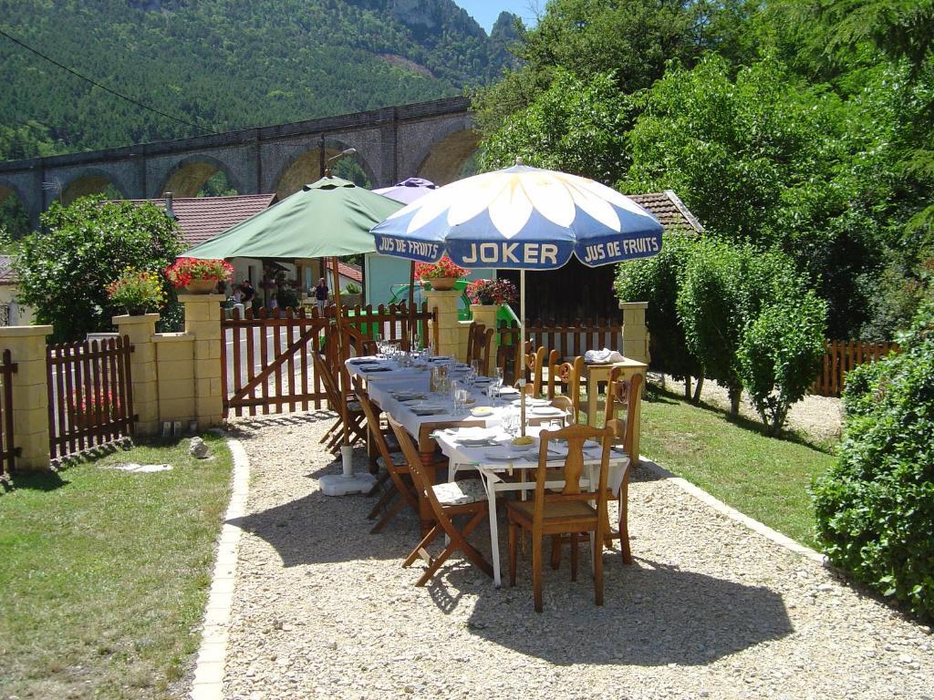 Aux Quatre Saisons Axat Bed & Breakfast Exterior foto