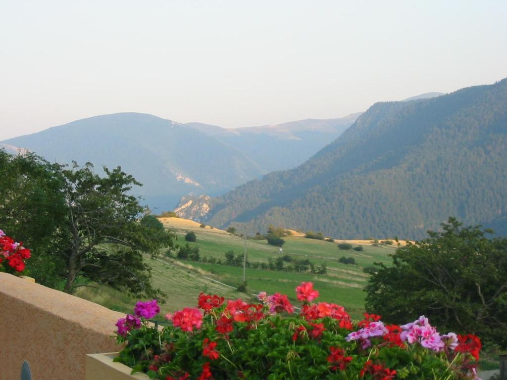 Aux Quatre Saisons Axat Bed & Breakfast Exterior foto