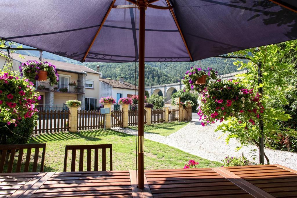 Aux Quatre Saisons Axat Bed & Breakfast Exterior foto